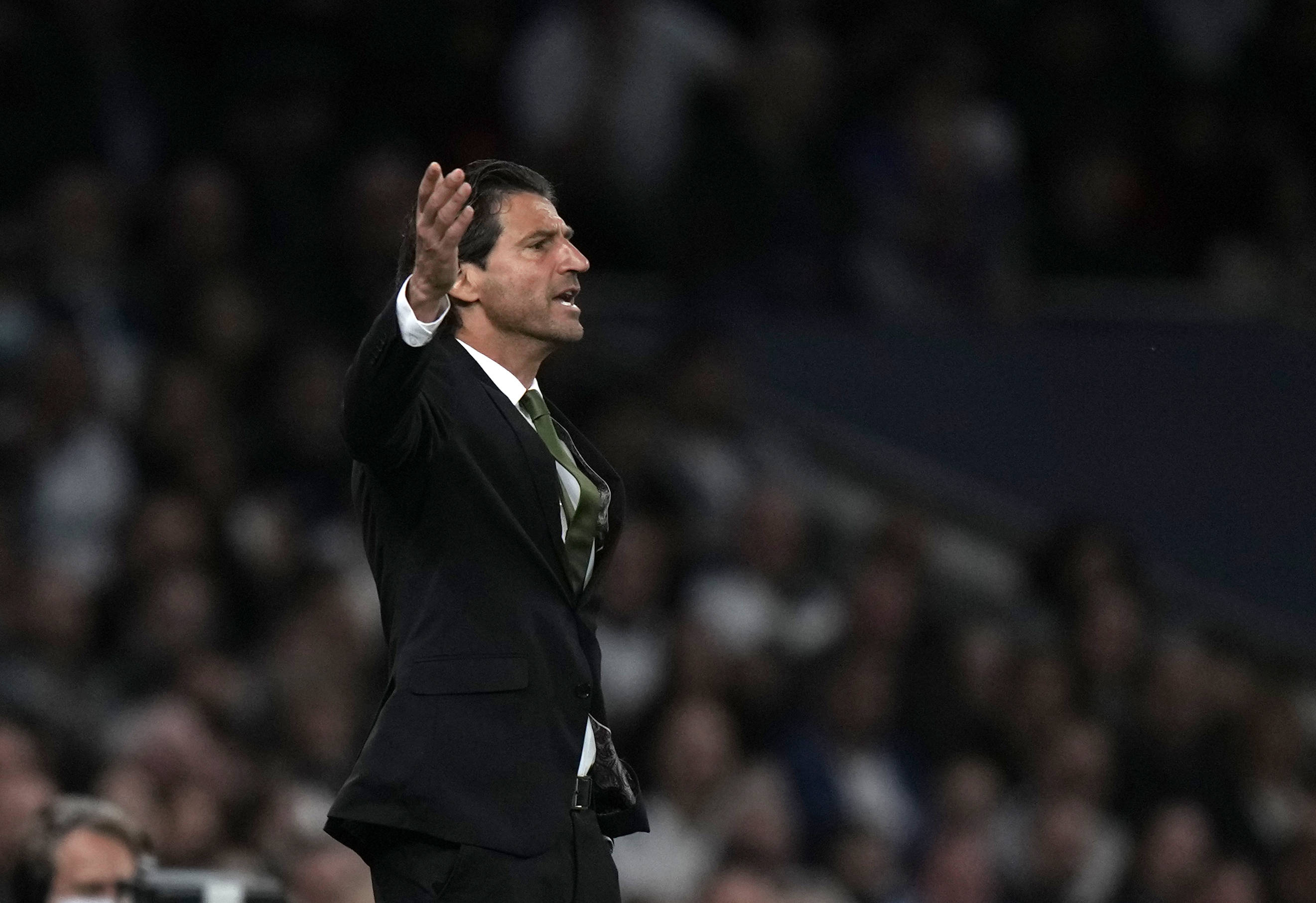 关于葡超倒计时；托特纳姆赛前手感冰凉；细节引发关注；气氛紧张；身体对抗强度拉满的信息