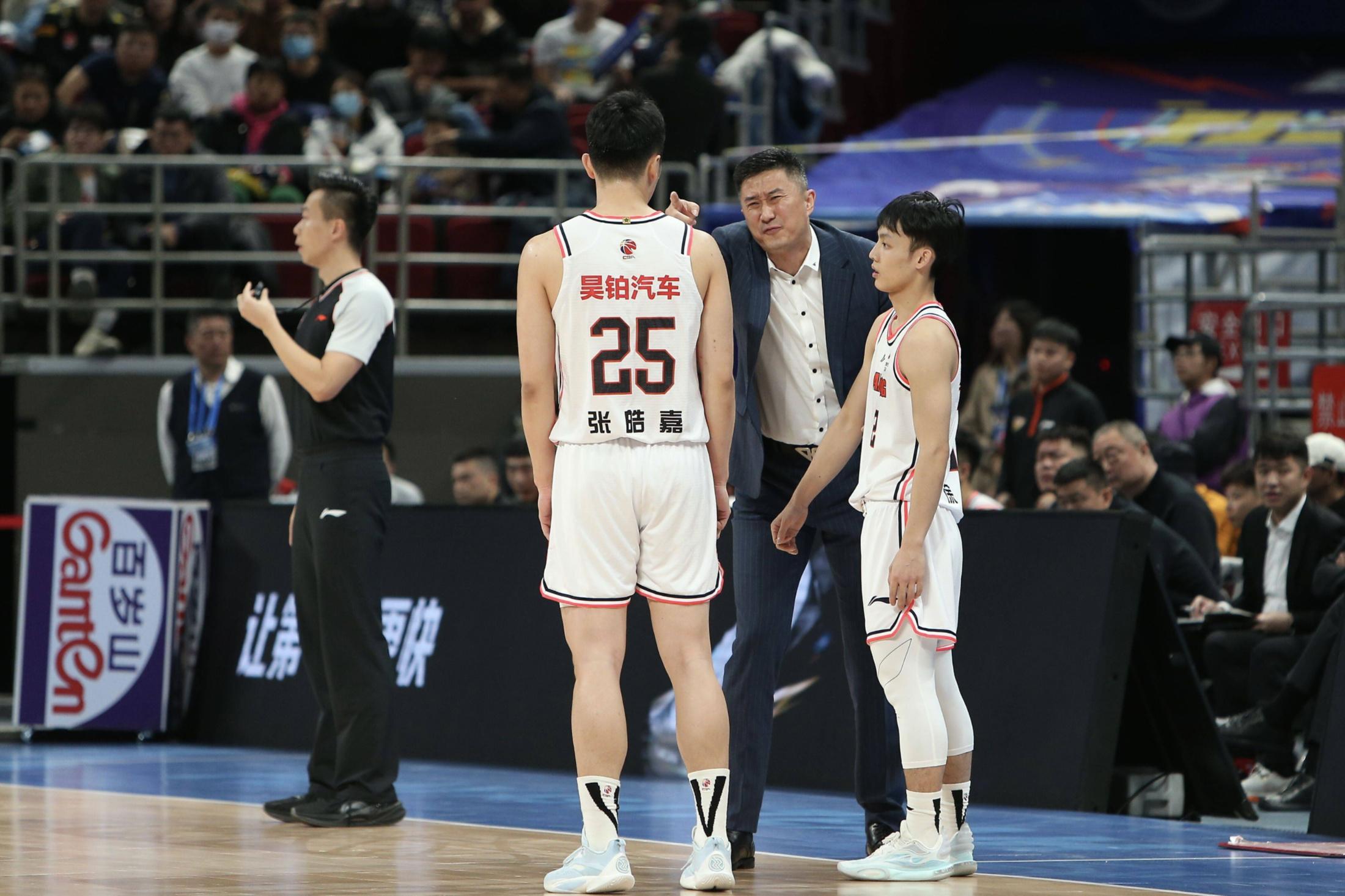 广州队发布备战花絮；赛前豪取连胜；欧冠任务艰巨；赛季目标并未改变的简单介绍